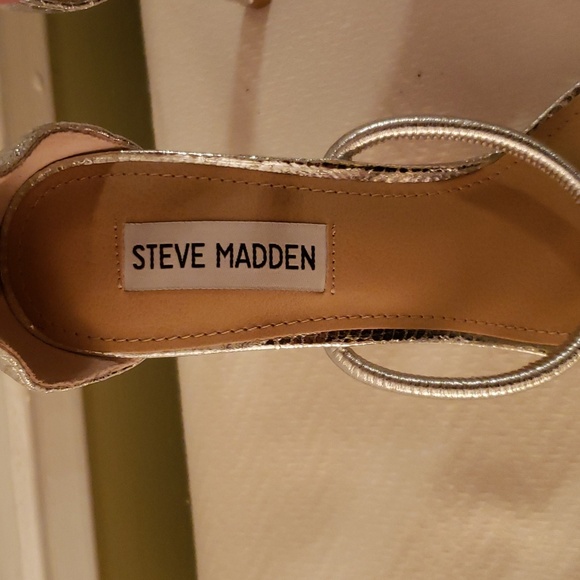 Steve Madden High Heel Strappy Silver Size 7.5 Zip up Heel - Picture 3 of 8